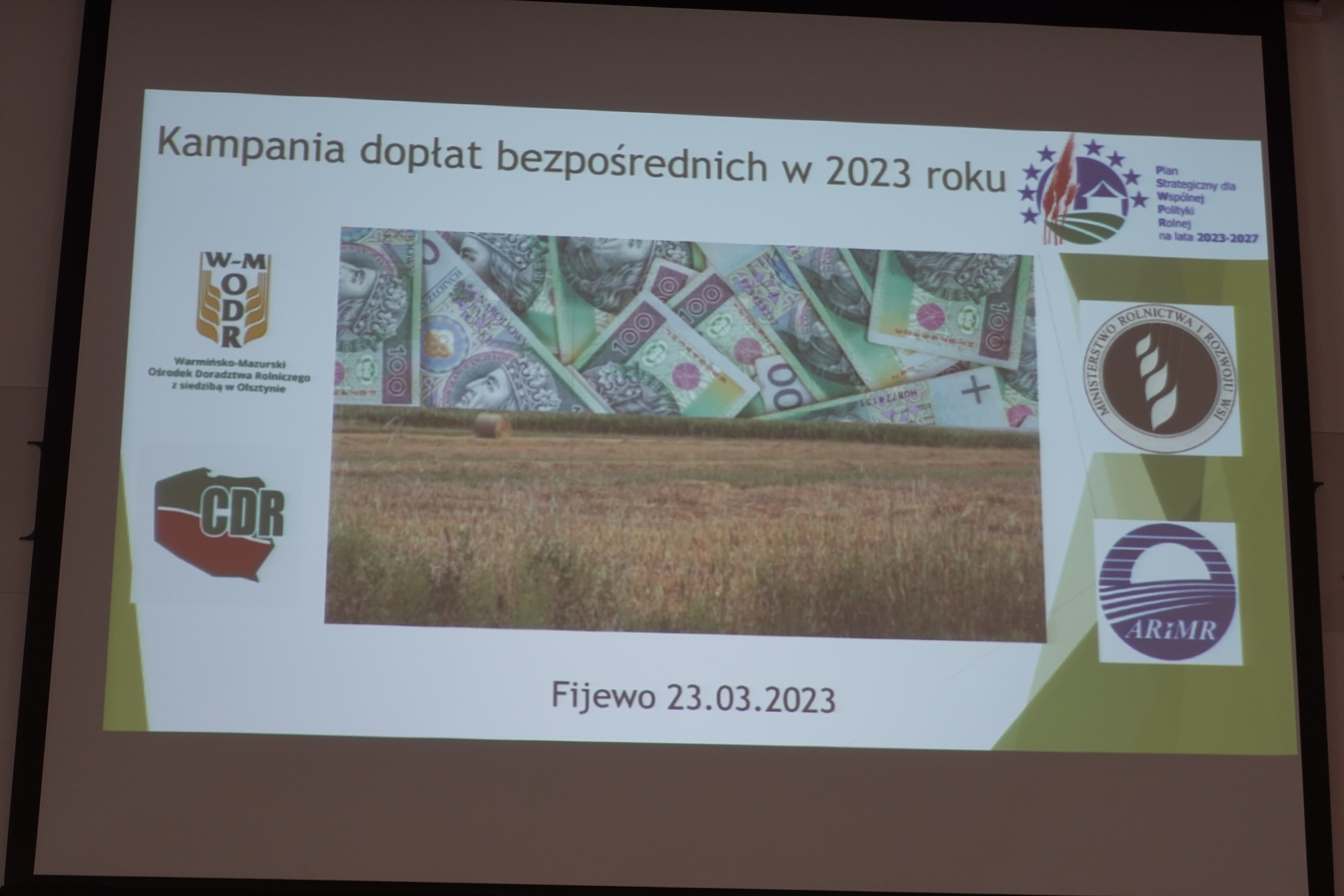 W okresie od 21 do 27 marca br. w sali sesyjnej Urzędu Gminy Lubawa przeprowadzony został cykl szkoleń dla rolników dotyczący Wspólnej Polityki Rolnej UE na lata 2023-2027. Tematyka spotkań obejmowała: - dopłaty bezpośrednie,  - warunkowość,  - ekoschematy,  - dobrostan zwierząt,  - nowości w płatnościach rolnośrodowiskowych i ekologicznych, - zmiany w portalu EwniosekPlis. Szkolenie przeprowadzili specjaliści z Ośrodka Doradztwa Rolniczego w Lubawie. Ze szkolenia skorzystało łącznie 241 rolników.  